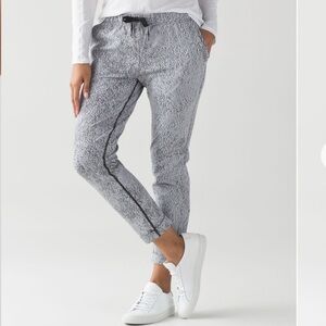 Lululemon Black & White Cropped Jet Pant